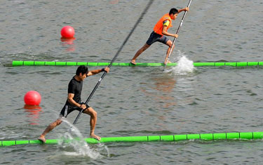 赤水独竹漂是一项具有健身特点的水上体育技能∮